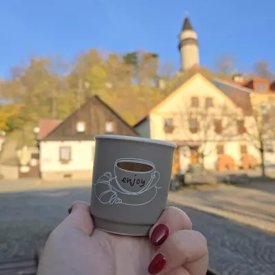 šedý šálek na espresso